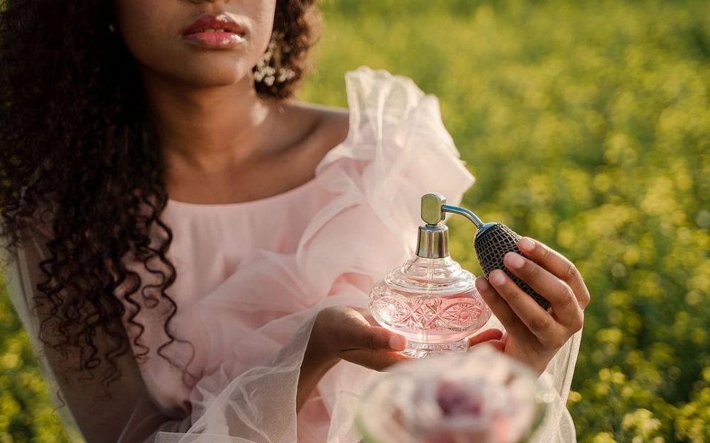 Skin Chemistry and How It Influences Fragrance Behavior (1)